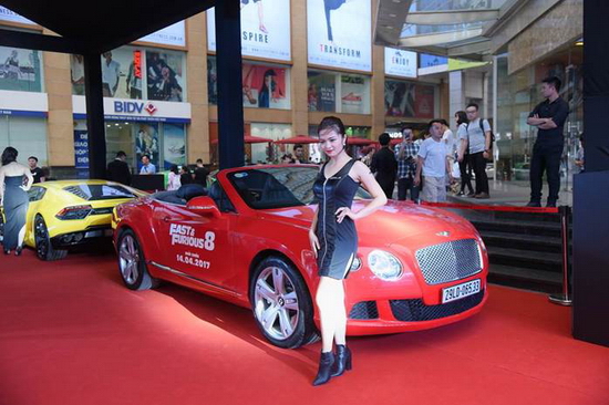 Chiếc Bentley màu đỏ sở hữu ngoại hình bắt mắt và khả năng vận hành mạnh mẽ có giá trị ước chừng khoảng gần 12 tỷ đồng