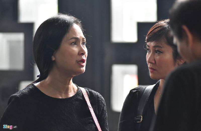 NSND Lan Hương có mặt tại Nhà tang lễ Bộ quốc phòng khá sớm. Nữ diễn viên không cầm được nước mắt khi ôn lại những kỷ niệm về nghệ sĩ Duy Thanh.
