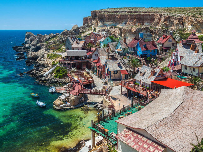 Ngôi làng Popeye ở Malta ban đầu được tạo ra để làm bối cảnh cho bộ phim Popeye vào năm 1980, trước khi trở thành một công viên giải trí. Ngày nay, du khách có thể tới đây để chèo thuyền và thưởng thức rượu vang hảo hạng.