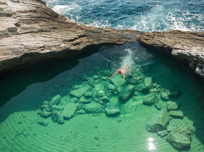 Giola là một bể bơi tự nhiên ở vùng Astris , Hi Lạp. Du khách phải đi qua một đoạn đường khó khăn để tới bể bơi. Nhưng khi tới đó, bạn có thể tận hưởng làn nước trong xanh đến kinh ngạc.