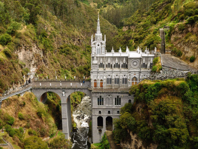 Tu viện Las Lajas được xây dựng theo kiến trúc Gô-tích trên một hẻm núi dọc biên giới giữa Colombia và Ecuador. Từ đây, du khách có thể chiêm ngưỡng sông và thác nước giữa hai vách núi dựng đứng.