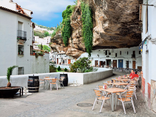 Thị trấn Setenil de las Bodegas được xây dựng trong các hang động trên vách núi ở Rio Trejo, Tây Ban Nha. Ngày nay, nó đã trở thành địa điểm du lịch hấp dẫn với các quán bar, nhà hàng và khu giải trí.
