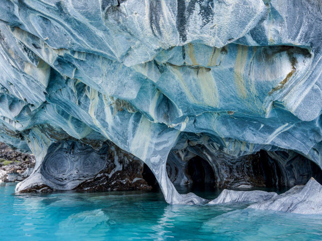Mạng lưới hang động Marble Caves ở Chile hình thành qua quá trình hàng nghìn năm với tác động của sóng biển, tao ra những họa tiết kỳ ảo trên vách hang bằng đá cẩm thạch như ngày nay.