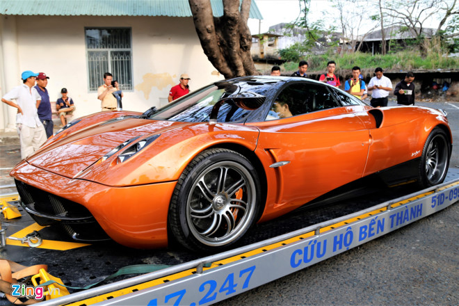 Siêu xe Pagani Huayra đắt nhất Việt Nam được Minh Nhựa đưa đi lấy biển số. 