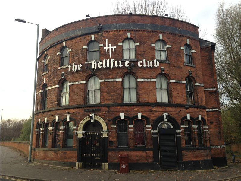 Quán Hellfire Club, Manchester, Anh: Được xếp hạng “quán cà phê kinh dị”, Hellfire Club nằm trong một tòa nhà ma ám. Quán được thiết kế như một căn hầm, trang trí bằng quan tài và xương sọ. Nhân viên phục vụ mặc trang phục như quỷ lùn và ma cà rồng, du khách được khuyến khích làm điều tương tự. Ảnh: Confidentials.