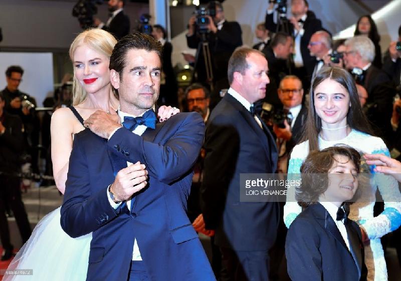 Nicole Kidman, Colin Farrrell đóng vai nam nữ chính trong phim mới. Hai người khá thân thiết tại Cannes.
