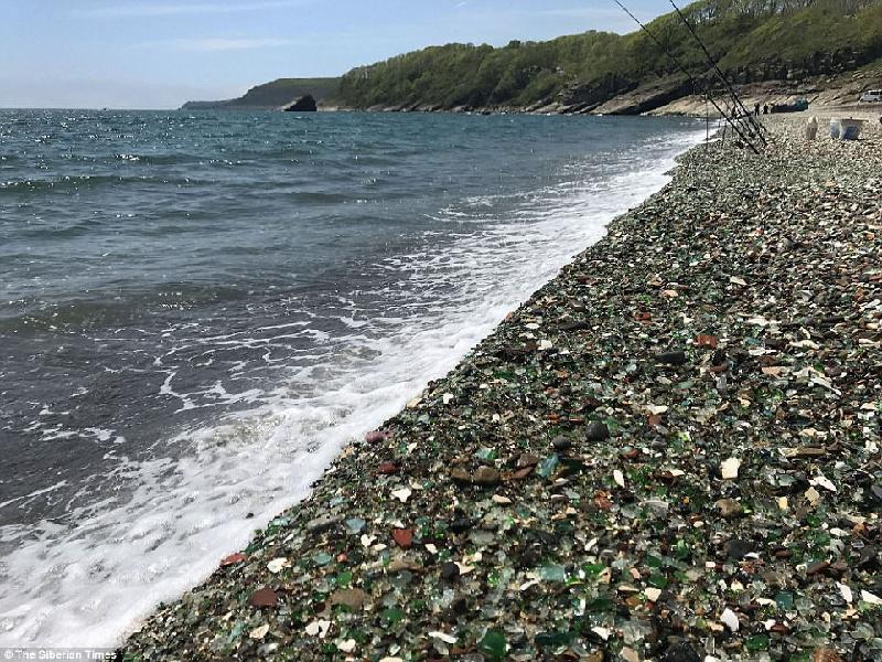 Glass thu hút rất đông du khách vào mỗi mùa hè, nhưng bãi biển với những viên cuội lấp lánh như đá quý có thể biến mất mãi mãi, chỉ trong hai thập kỷ nữa. Một lý do là du khách lấy về làm quà lưu niệm. Ảnh: 