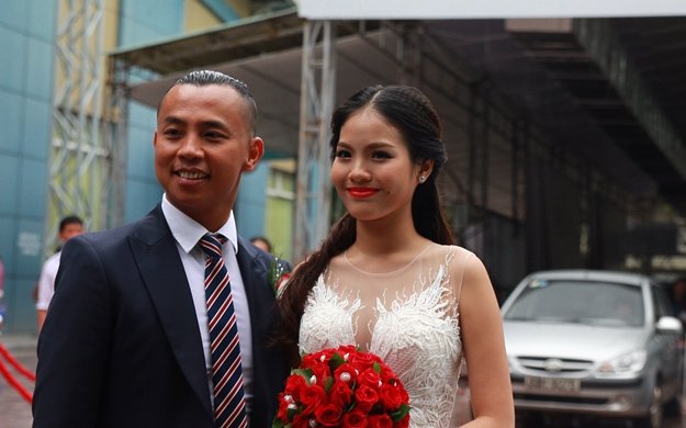 Chí Anh và vợ trẻ kém 20 tuổi trong ngày cưới.