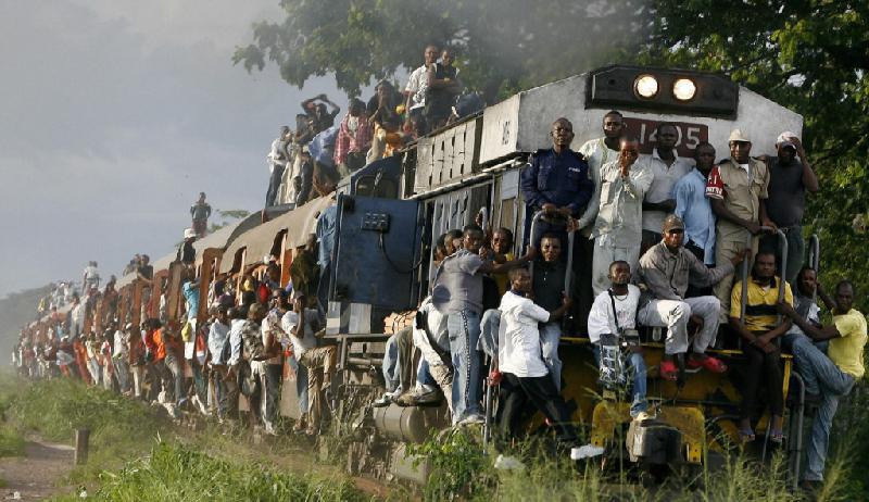 Tại Kinshasa (Cộng hòa Dân chủ Congo), chuyến tàu này chạy hai lần mỗi ngày để đưa người dân đi làm và về nhà. Địa hình và khí hậu ở Congo gây ra những rào cản nghiêm trọng với việc xây dựng đường xá và đường sắt, trong khi khoảng cách giữa các địa điểm rất xa.