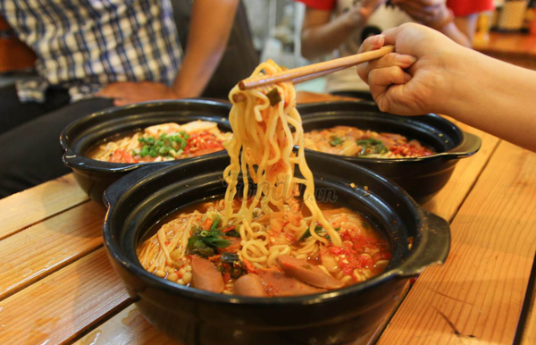 Mỳ cay Hàn Quốc cũng đang ít khách ăn