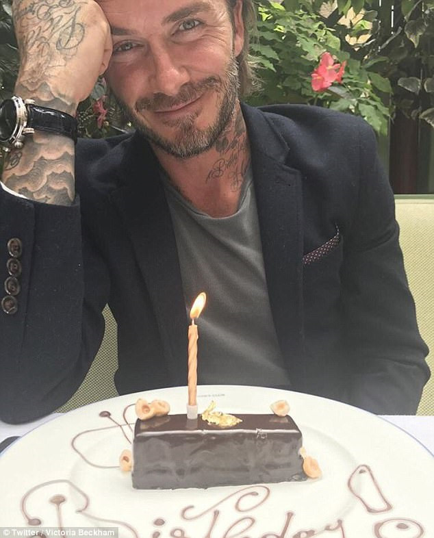 Victoria chia sẻ bức ảnh David Beckham cười tươi nhìn vào cô với ánh mắt hạnh phúc trước chiếc bánh sinh nhật sô cô la nhỏ xinh cô dành cho anh.  