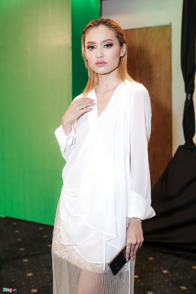 Á quân Vietnam's Next Top Model 2016 - La Thanh Thanh diện đầm voan trắng, kết hợp lưới mỏng góp mặt với tư cách khách mời.