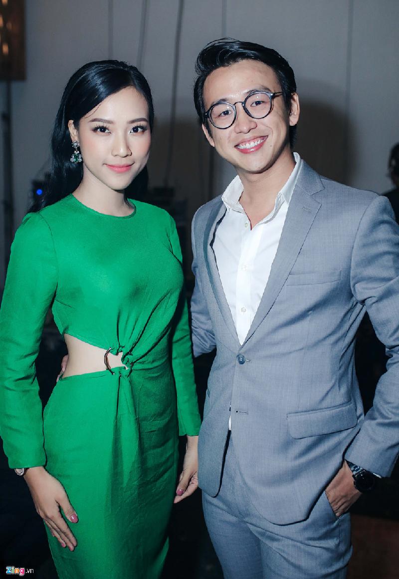 MC - diễn viên Hoàng Anh quyến rũ trong bộ đầm ôm dáng, tông xanh hợp với không gian chương trình. Ngoài vai trò MC, bạn gái Huỳnh Anh còn khẳng định tên tuổi trong lĩnh vực phim ảnh.