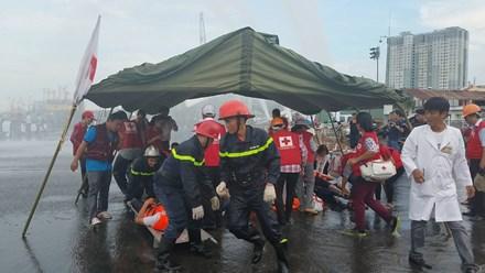  Lực lượng Y tế, Hội chữ thập đỏ đã tiếp nhận, tiến hành bang bó, sơ cứu cho người bị nạn sau đó chuyển lên xe cứu thương và di chuyển đến bệnh viện gần nhất.