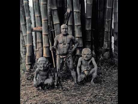 Bộ tộc Asaro đến từ Papua, New Guinea. Những người dân của bộ tộc này thường xuyên sử dụng mặt nạ bùn để đe dọa người dân từ các làng khác vào buổi sáng sớm.