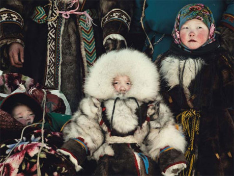 Bộ tộc Nenets (Yamal). Hơn 1000 năm qua, người dân trong bộ tộc sống dựa vào việc chăn nuôi tuần lộc du mục. Họ đã trải qua những ngày mùa đông giá lạnh đến -50oC và những ngày hè oi nóng đến 35oC.