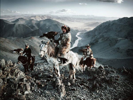 Bộ tộc Kazakh. Bộ tộc này là con cháu của các nhóm bản xứ Thổ Nhĩ Kỳ, Mông Cổ và Indo-Iran, hiện đang sống tại cùng giữa Sibera và Biển Đen. Người dân Kazakh nổi tiếng với nghệ thuật săn đại bàng cổ đại.