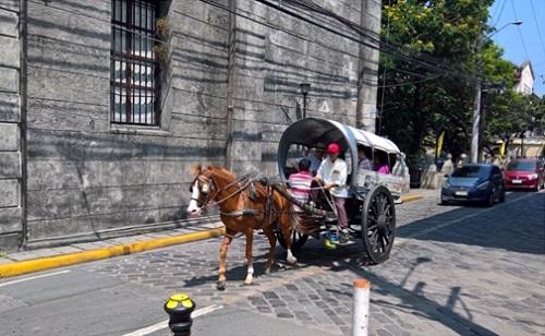 Hơi thở hiện đại hòa lẫn với nét cổ kính truyền thống là điều dễ nhận thấy nơi đây. Xe ô tô hạng sang chạy nối đuôi chầm chậm với xe ngựa, xe máy, xe ba gác, Jeepney và người đi bộ. Không một tiếng còi xe, bồ câu vỗ cánh nơi quảng trường và rất đông cảnh sát chậm rãi ngắm khách bộ hành là hình ảnh thường trực trên các con phố.