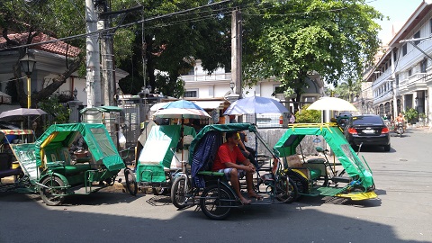 Bên cạnh phương tiện đi lại trong phố là ô tô, xe ngựa, còn có cả loại phương tiện rất đặc trưng của Manila đó là xe ba gác…