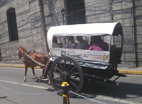 Không khó để bắt gặp hình ảnh xe dừng hẳn để chờ khách du lịch chụp xong một bức hình, và rồi người lái xe mỉm cười với người “cản trở giao thông” và nói: “Mabuhay Manila”!.