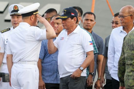 Đón tàu chiến Trung Quốc, Tổng thống Philippines phát biểu khiến Mỹ &quot;đau lòng&quot;