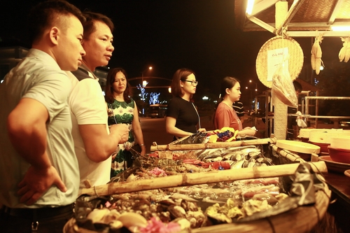 Một du khách người Singapore cho biết rất ấn tượng với Chợ Quê: 