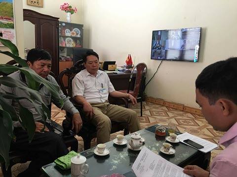  Ông Nguyễn Văn Cường – Chủ tịch UBND xã Yên Thọ (bên tay phải) và ông Nguyễn Cao Thứ – Phó giám đốc Công ty Môi trường Xanh Uông Bí làm việc với phóng viên, ông Cường xác nhận có hành vi khai thác cát chưa được cấp phép ở hồ Lỗ Chỉnh