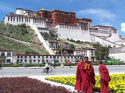  Điểm đến hấp dẫn tiếp theo là Lhasa. Khi đến đây, có những điểm bạn không nên bỏ lỡ cơ hội ngắm nhìn chúng. Đó là “Đền Jokhang, một trong những ngôi đền thiêng của người Tạng và nằm trong khuôn viên của thành cổ Lhasa, kiến trúc đẹp, không gian tương đối thoáng so với các phòng trong các tu viện khác, bạn sẽ có một chỗ ngắm toàn cảnh thành cổ Lhasa và cung điện Potala từ trên nóc của ngôi đền, đây là nơi lý tưởng cho những bức hình đẹp về Lhasa.