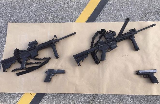 Các vũ khí bị tịch thu từ vụ tấn công tại San Bernardino, California được trưng bày trong bức ảnh của Sở Cảnh Sát Quận San Bernardino từ tài khoản Twitter của những tên khủng bố. Ảnh REUTERS 