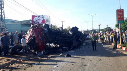 Gia Lai: Xe tải đâm nát đầu xe khách, 34 người thương vong