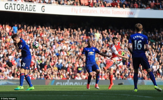 Xhaka mở tỉ số cho Arsenal sau cú sút xa