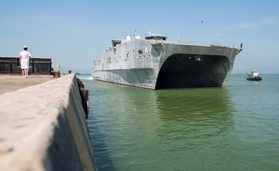 Tàu vận tải viễn chinh cao tốc USNS Fall River (T-EPF-4) của Hoa Kỳ cập Cảng Tiên Sa, thành phố Đà Nẵng, ngày 8/5 để tham gia Chương trình Đối tác Thái Bình Dương 2017. Chương trình Đối tác Thái Bình Dương là hoạt động hỗ trợ nhân đạo và chuẩn bị cứu trợ thiên tai đa quốc gia thường niên lớn nhất được tiến hành ở khu vực Ấn Độ Dương - Châu Á - Thái Bình Dương. Ảnh: Hải quân Hoa Kỳ
