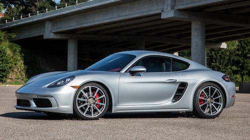 718 Cayman S/ Boxster S lắp máy 2,5 lít tăng áp biến thiên cho công suất 350 mã lực, mô-men xoắn cực đại 418 Nm, tăng tốc 0-100 km/h trong 4 giây.