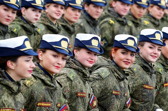 Ngắm vẻ đẹp kiêu hãnh rạng ngời của dàn nữ binh sĩ Nga