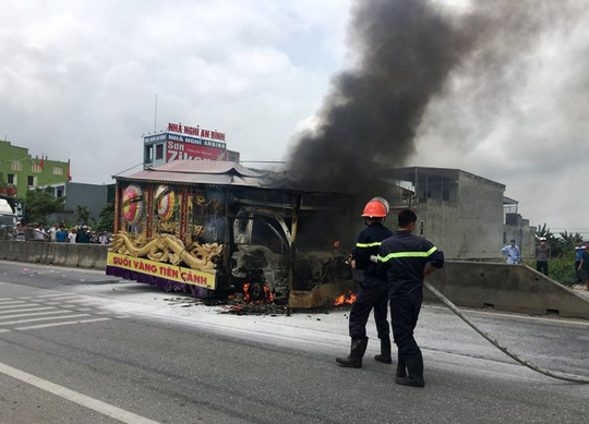 Chiếc xe tang bất ngờ bốc cháy nghi ngút trên quốc lộ 1A qua Thanh Hóa