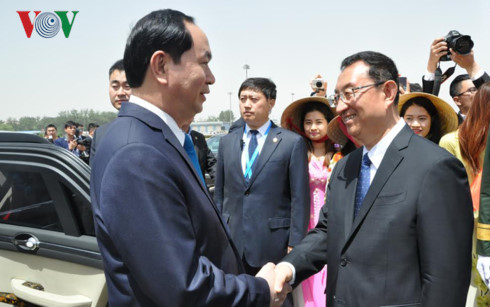 Chủ tịch nước Trần Đại Quang bắt tay Bộ trưởng Văn hóa Trung Quốc Lạc Thụ Cương. Ảnh: VOV