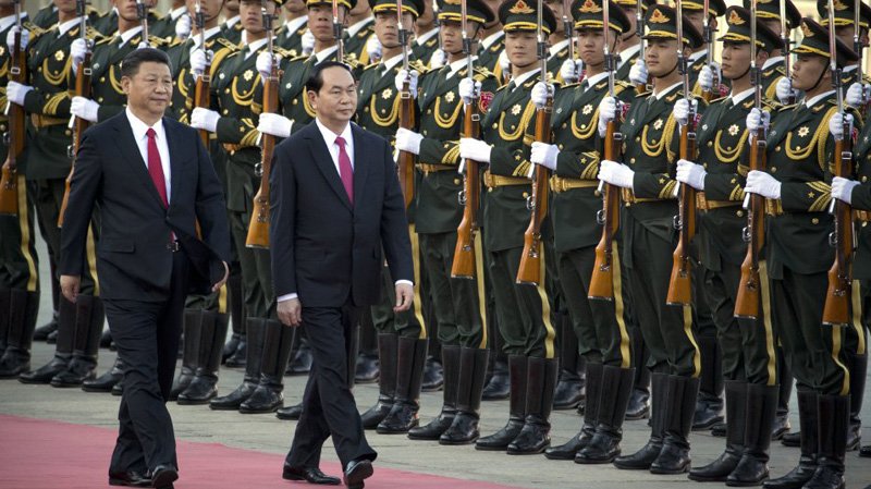 Chủ tịch TQ Tập Cận Bình và Chủ tịch nước Trần Đại Quang duyệt đội danh dự tại lễ đón chính thức. Ảnh: AP/VNN