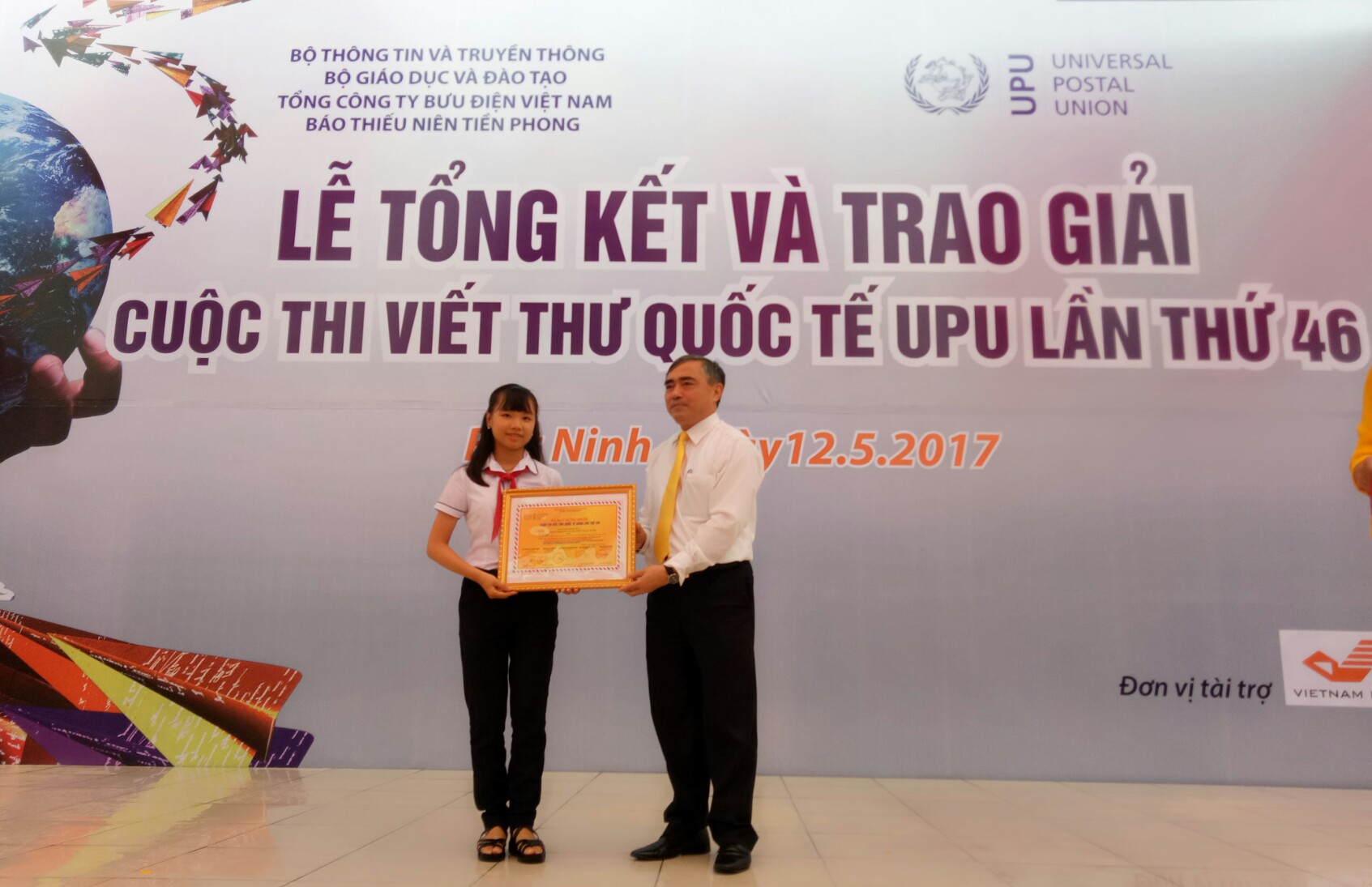 Thứ trưởng Nguyễn Minh Hồng trao giải Nhất cho em Nguyễn Đỗ Huyền Vi. 