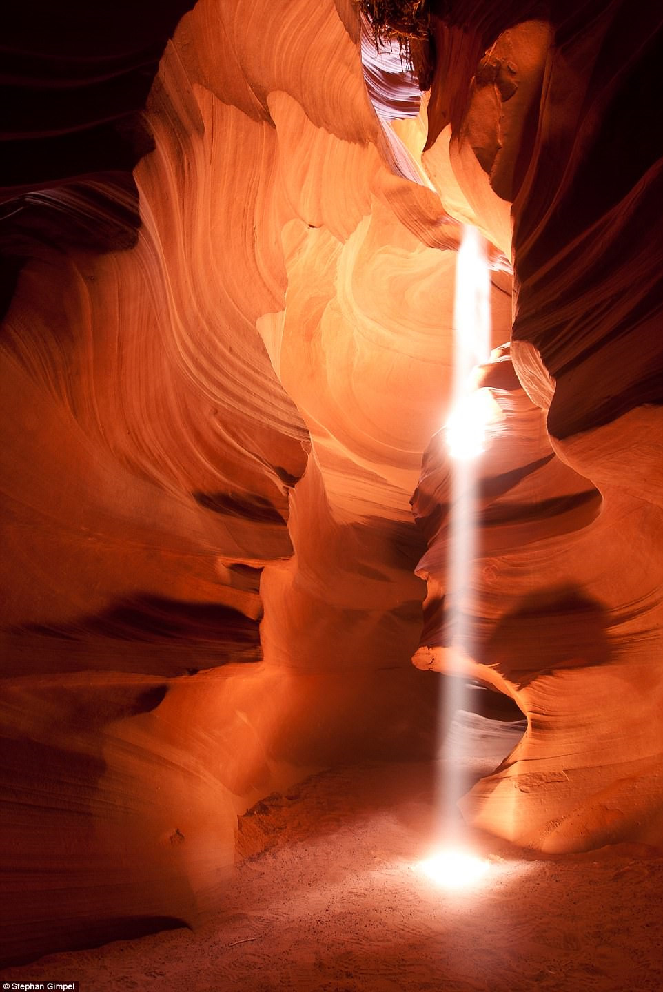 Stephan Gimpel chụp bức ảnh “Ánh sáng chiếu rọi” ở Arizona (Mỹ). Ông chụp vào buổi trưa, khi ánh sáng mặt trời chiếu trong hẻm núi hẹp, ánh nắng hắt lên những tảng đá, tạo nên hiệu ứng đặc biệt.