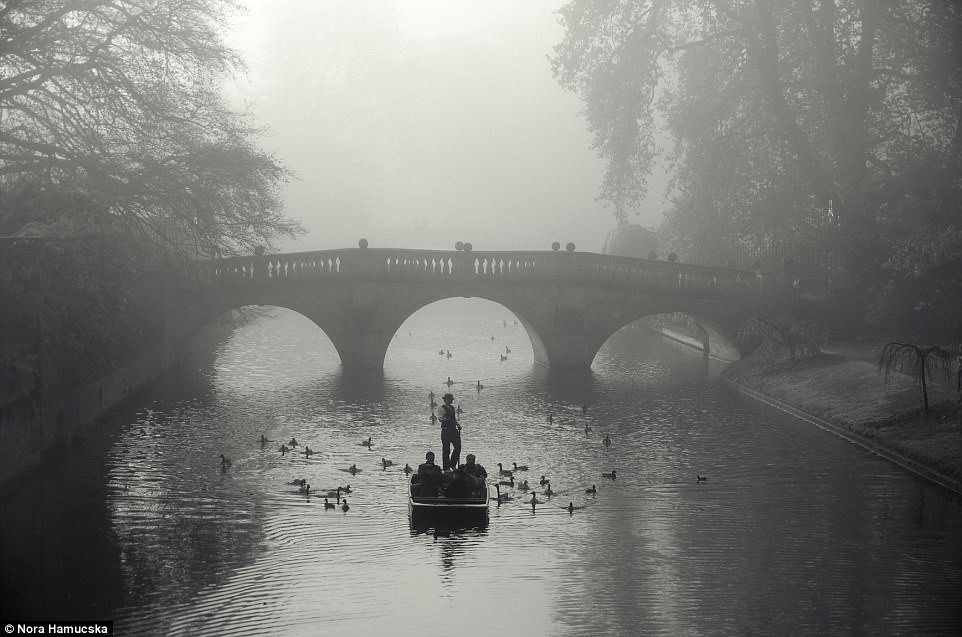 Nora Hamucska, tác giả bức ảnh chụp con thuyền ở vùng thôn dã vào một buổi sáng sương mù đẹp ở Cambridge.