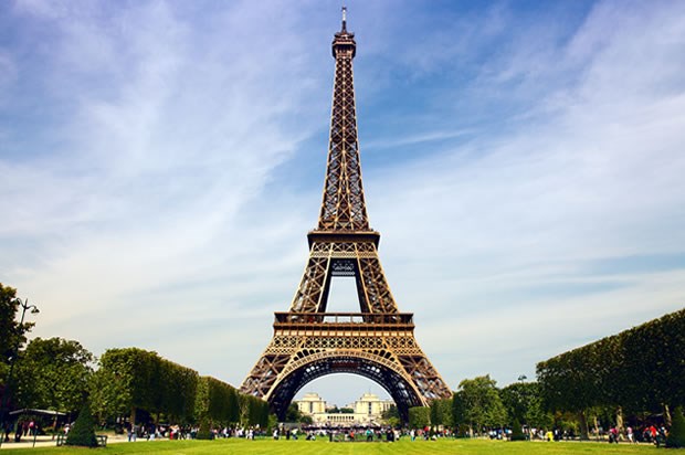 2. Tháp Eiffel, Paris: Biểu tượng của Paris nói riêng và nước Pháp nói chung - tháp Eiffel luôn nằm trong danh sách những điểm đến hút khách nhất thế giới.