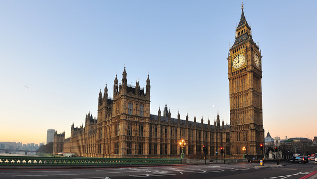 7. Tháp đồng hồ Big Ben:Nhiều người biết tới Big Ben là tên gọi khác của tháp đồng hồ London, nhưng thực sự, tên này chính là tên của chuông nặng nhất trong 5 chiếc chuông đặt trong tháp. Vào ngày diễu binh mừng 60 năm trị vì của Nữ hoàng Elizabeth II, Quốc hội Anh đã tuyên bố tháp Big Ben sẽ được đổi tên thành tháp Elizabeth kể từ ngày 4 tháng 6 năm 2012.  Q