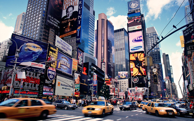 8. Quảng trường Thời Đại, New York: Quảng trường Thời Đại là một trong những nơi dễ nhận biết nhất ở New York, với giao lộ bận rộn đủ mọi loại hình giải trí, quảng cáo. Đặc biệt vào dịp năm mới, lễ hội đếm ngược cùng quả cầu pha lê đã trở thành truyền thống của nơi này, thu hút hàng triệu lượt khách.