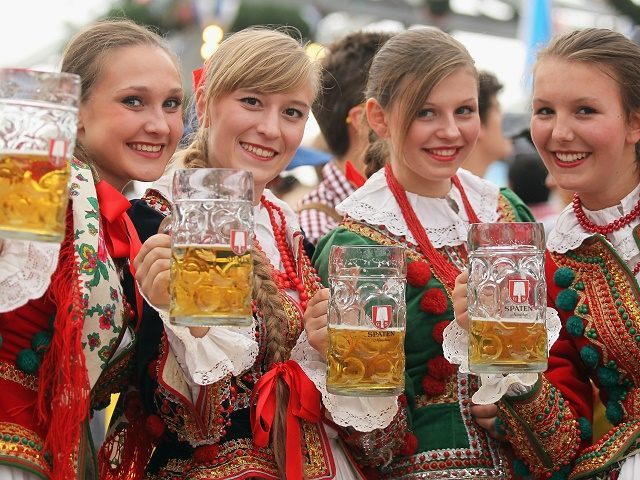 10. Oktoberfest, Bavaria, Đức: Lễ hội bia Oktoberfest là một trong những ngày hội bia lớn nhất thế giới. Bởi vậy không có gì đáng ngạc nhiên khi nơi này nằm trong top 10 điểm đến thu hút du khách nhất trên mạng Instagram.
