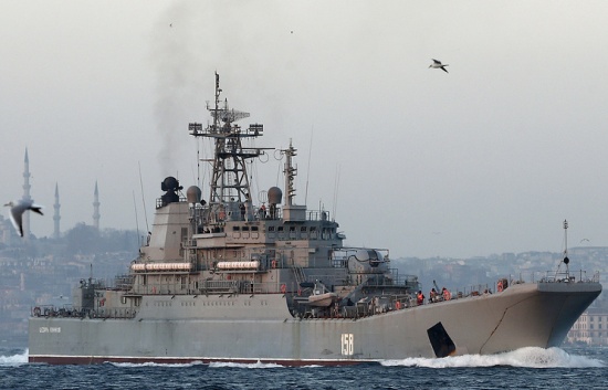 Các chiến hạm Nga run rẩy đi qua họng súng ở Eo biển Bosphorus