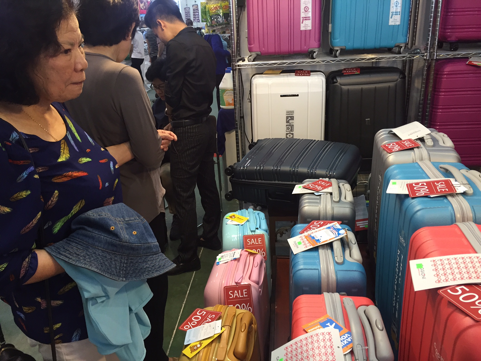 Những chiếc vali bắt mắt của Thái Lan cũng được giảm giá 50%