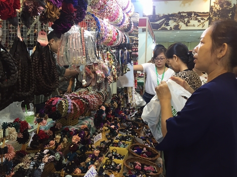 Hàng Thái Lan ồ ạt khuyến mại, dân Hà Thành đua nhau mua sắm