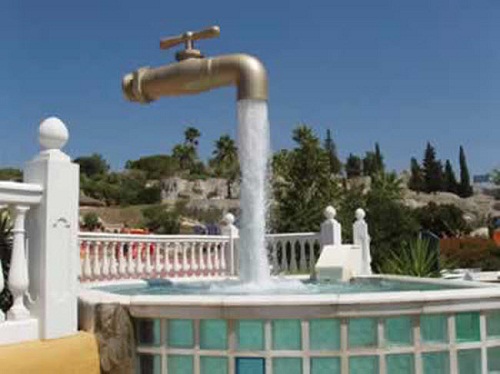 7. Vòi nước ma thuật, Tây Ban Nha: Được xây dựng trong công viên nước Aqualand- Cadiz ở Tây Ban nha, “Vòi nước ma thuật” dường như nổi lơ lửng trên bầu trời với nguồn cung cấp nước vô tận. Thực tế, một đường ống bí mật được lặp đặt trong dòng nước và là trụ cho cả cấu trúc.