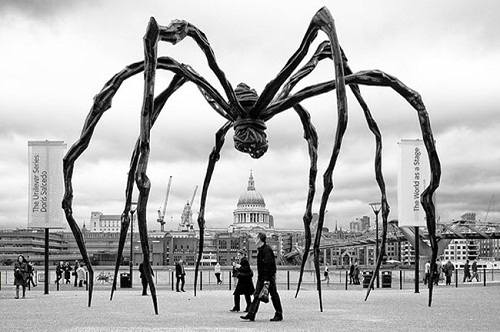 9. Nhện khổng lồ, Anh: Bức tượng nhện của nghệ sĩ Louise Bourgeois được làm từ chất liệu đồng, thép không gỉ và đá cẩm thạch với chiều cao 9m, năm bên ngoài khu trưng bày nghệ thuật Tate Modern ở thành phố London.
