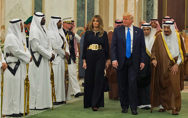 Vua Salman bin Abdulaziz al-Saud (phải) cùng Tổng thống Donald Trump (thứ hai, từ phải sang) và đệ nhất phu nhân Melania tại lễ đón ở thủ đô Riyadh